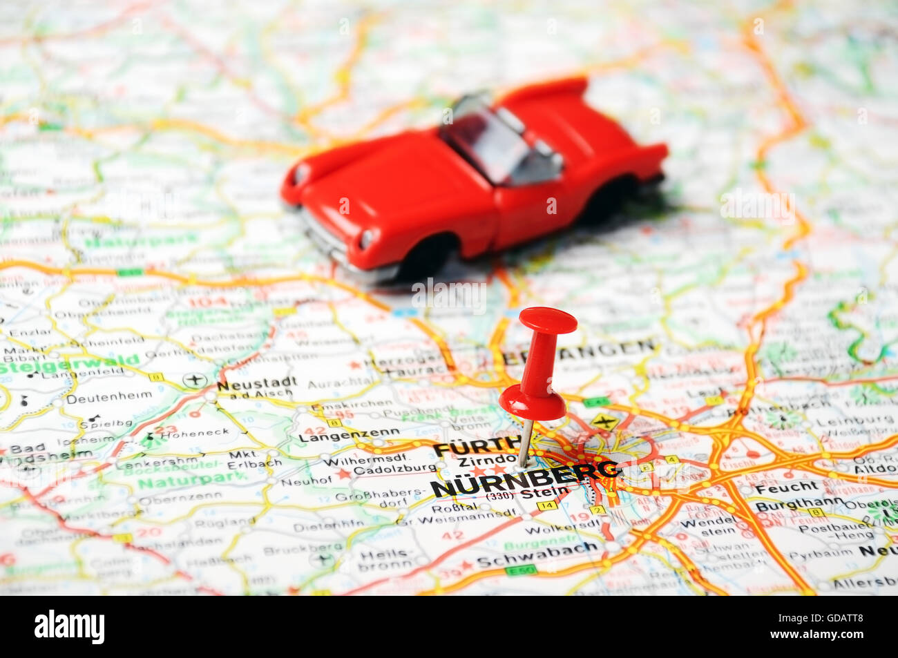 Close up Nurnberg mappa con perno rosso e auto - Concetto di viaggio Foto Stock