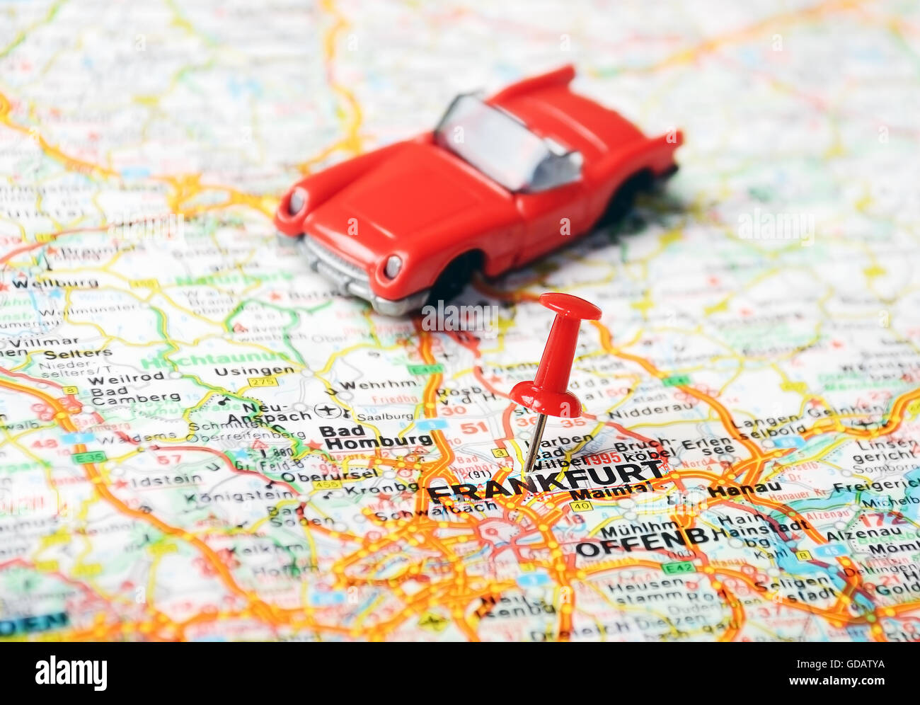 Close up di Francoforte, Germania mappa con perno rosso e un auto - Concetto di viaggio Foto Stock
