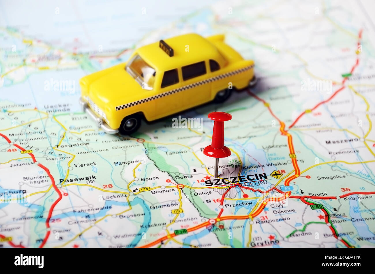 Close up di Szczecin, Polonia mappa con perno rosso e un taxi - Concetto di viaggio Foto Stock