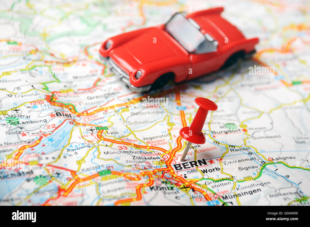 Mappa di Berna, Svizzera e perno rosso e un auto Foto Stock