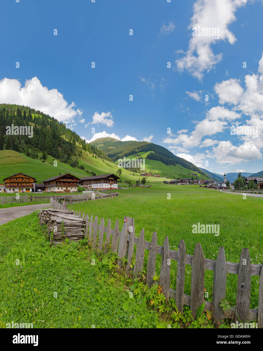 Innervillgraten,Austria,agriturismi e un villaggio a Valle di Villgraten Foto Stock