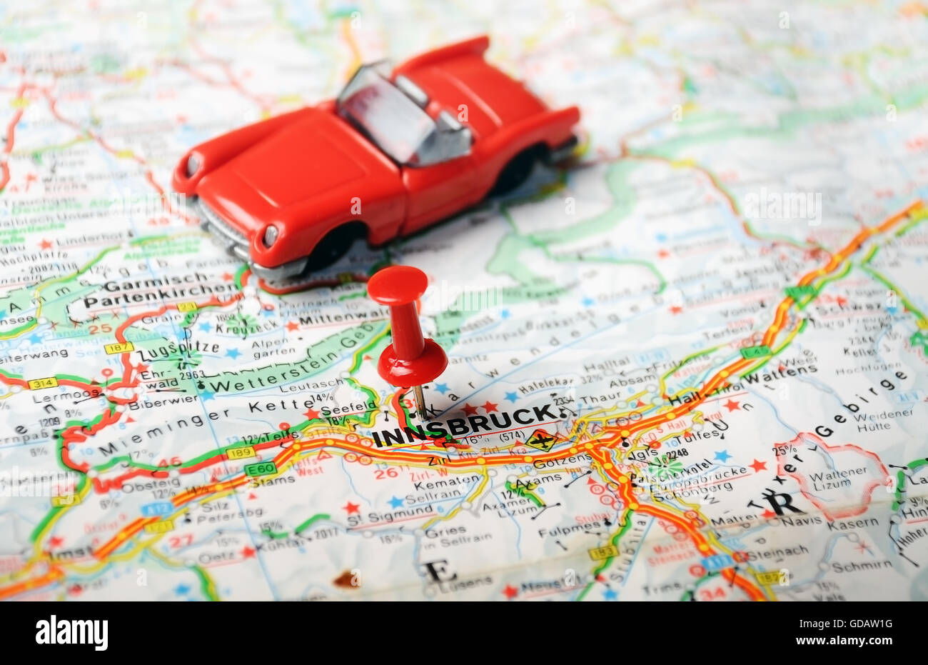 Close up Innsbrug , Austria mappa con perno rosso e auto - il concetto di viaggio Foto Stock