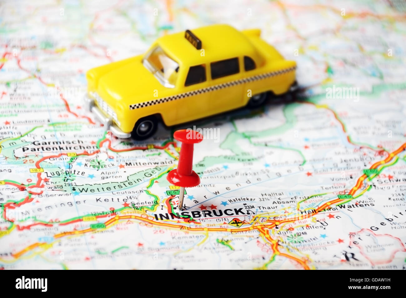 Close up Innsbrug , Austria mappa con perno rosso e un taxi - Concetto di viaggio Foto Stock