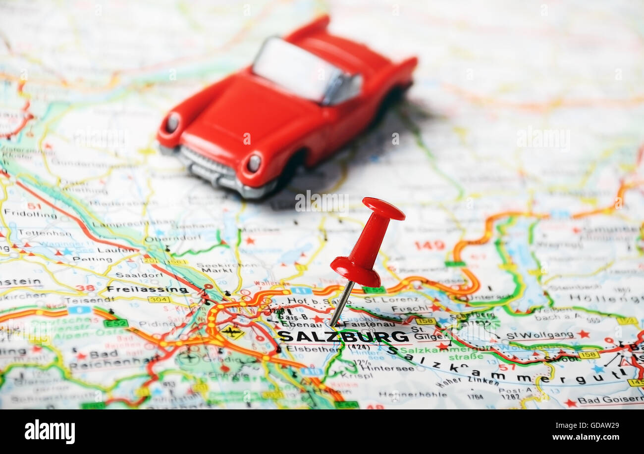 Close up di Salisburgo , Austria mappa con perno rosso e auto - Concetto di viaggio Foto Stock