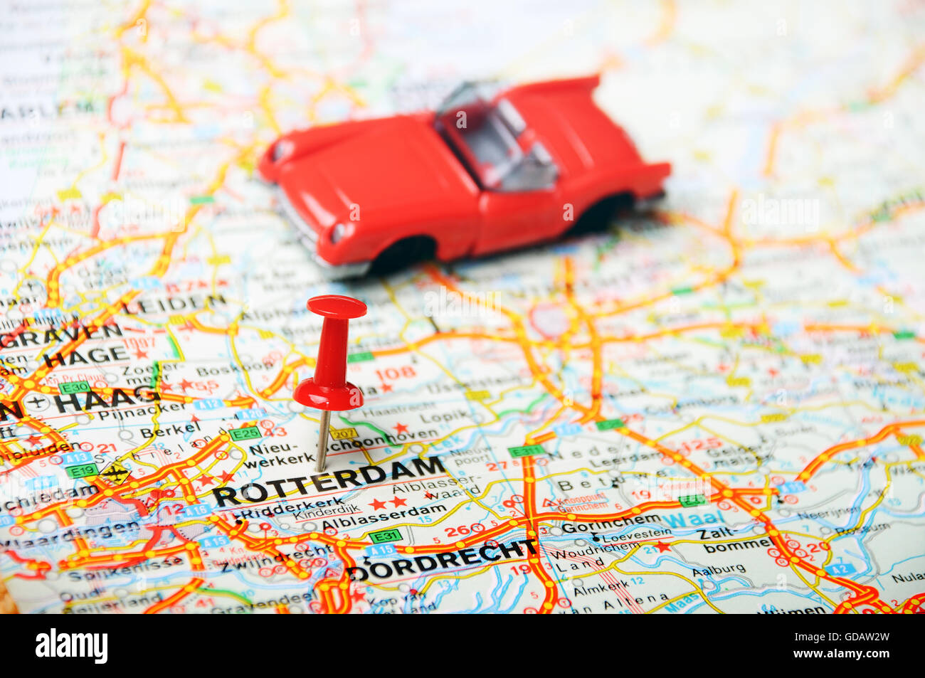 Close up di Rotterdam , Olanda mappa con perno rosso e un auto - Concetto di viaggio Foto Stock