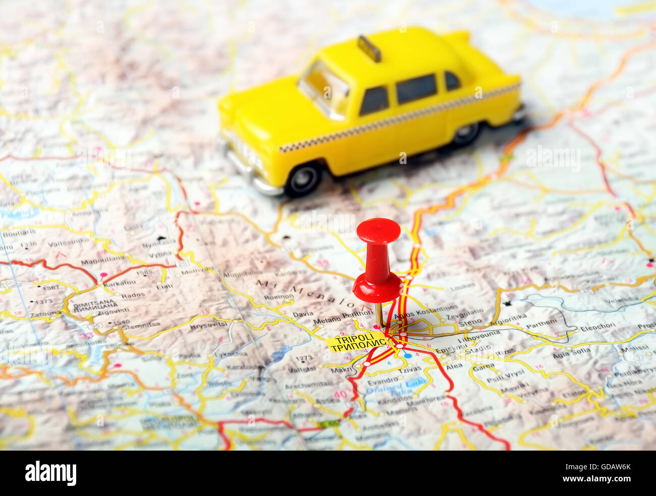 Close up di Tripoli ,Grecia mappa con perno rosso e un taxi - Concetto di viaggio Foto Stock