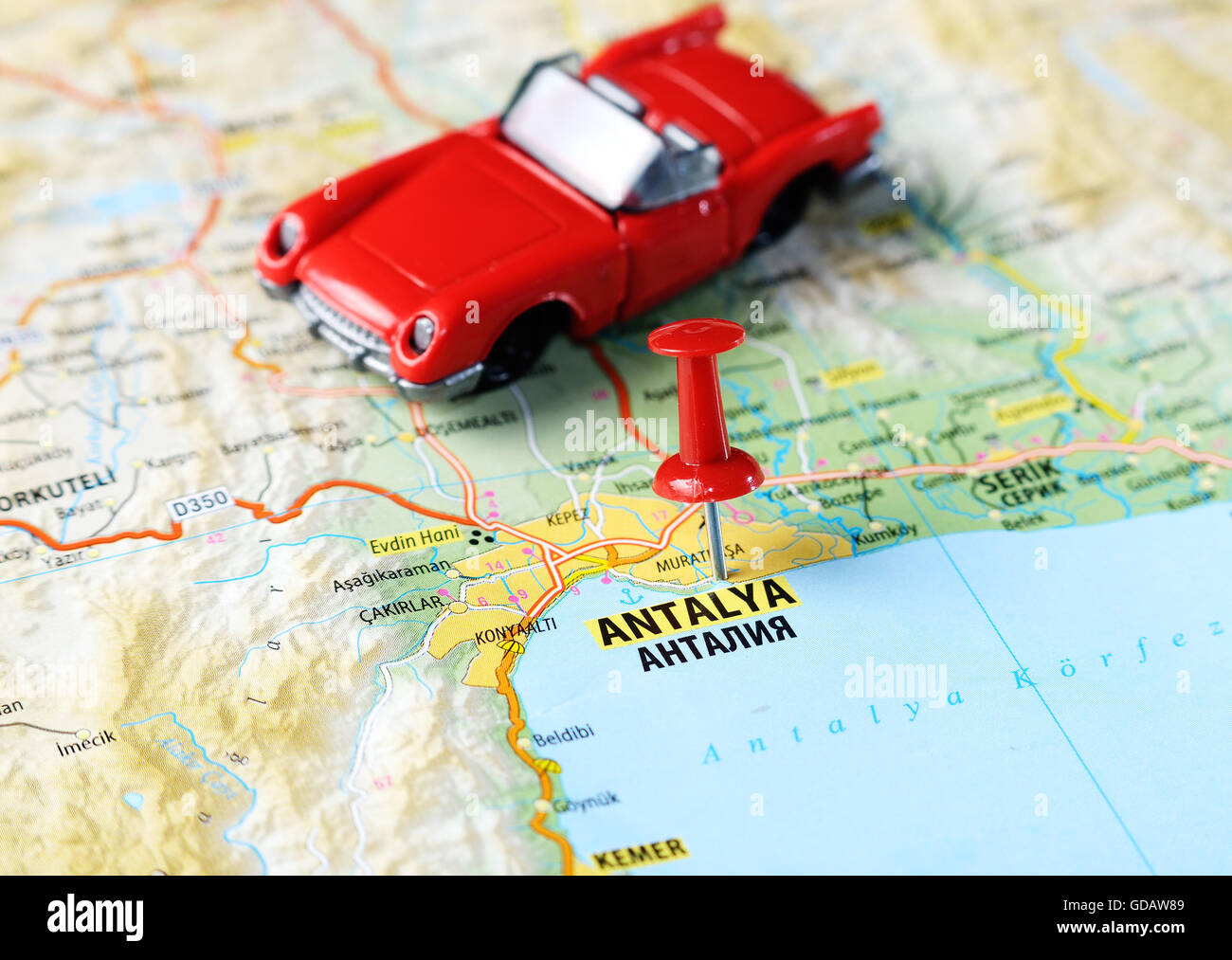 Close up Antalia,Turchia mappa con perno rosso e un auto - Concetto di viaggio Foto Stock