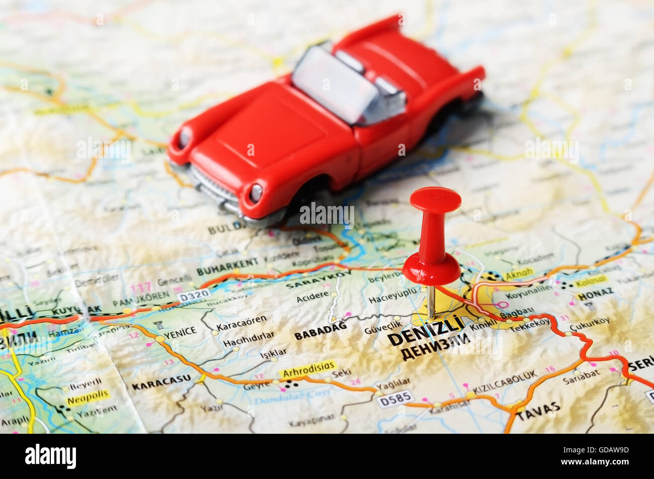 Close up di Denizli ,Turchia mappa con perno rosso e un auto - Concetto di viaggio Foto Stock