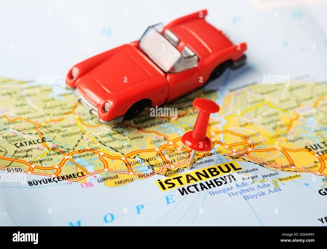 Close up di Istanbul , Turchia mappa con perno rosso e un auto - Concetto di viaggio Foto Stock