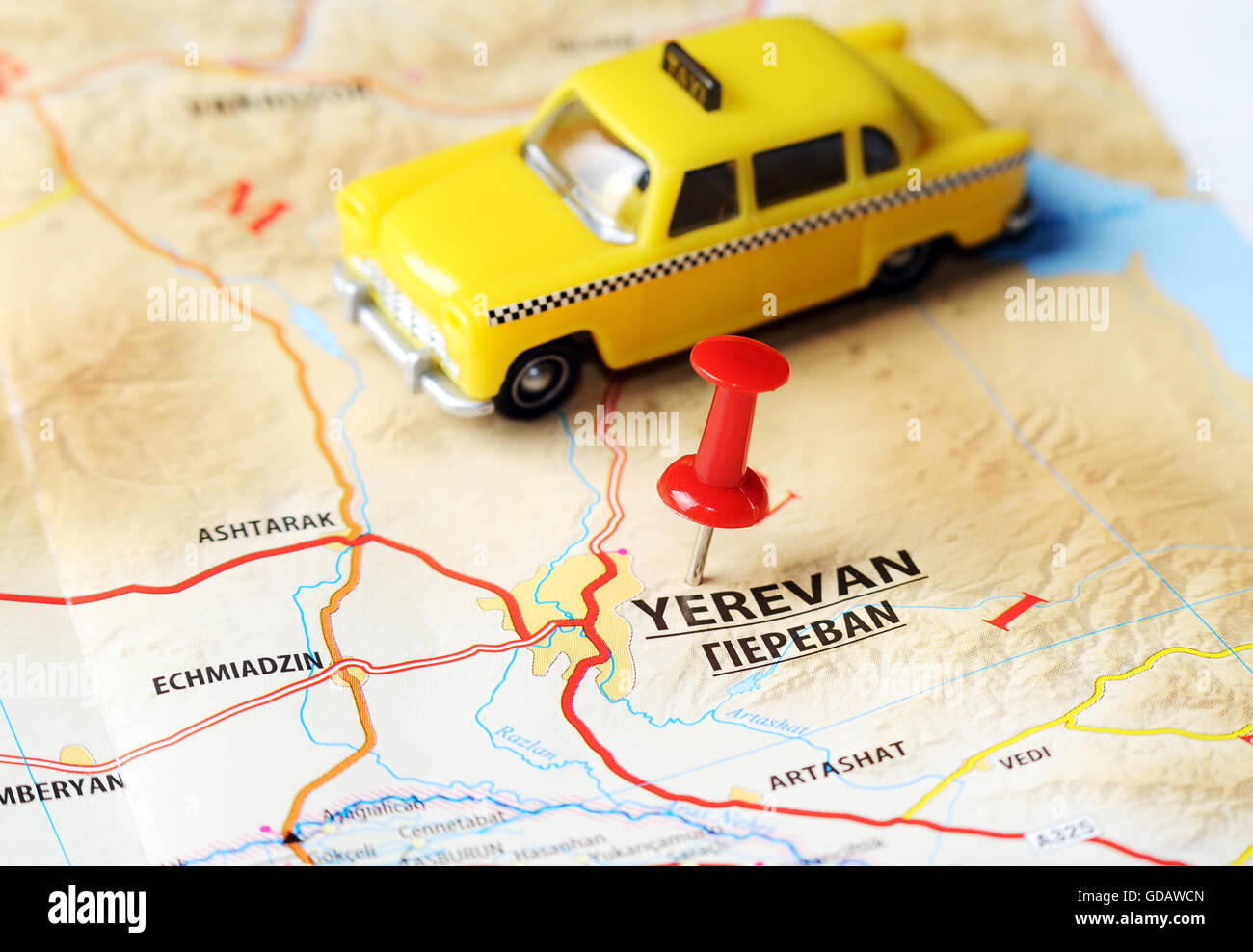 Chiudere fino a Yerevan ,l'Armenia mappa con perno rosso e un taxi - Concetto di viaggio Foto Stock