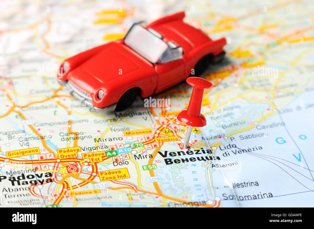Close up di Venezia , Italia mappa con perno rosso e un auto - Concetto di viaggio Foto Stock