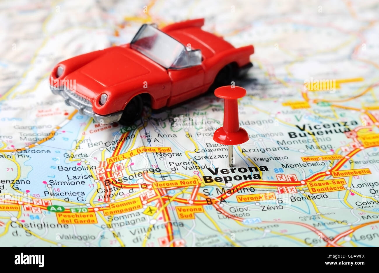 Close up di Verona , Italia mappa con perno rosso e un auto - Concetto di viaggio Foto Stock