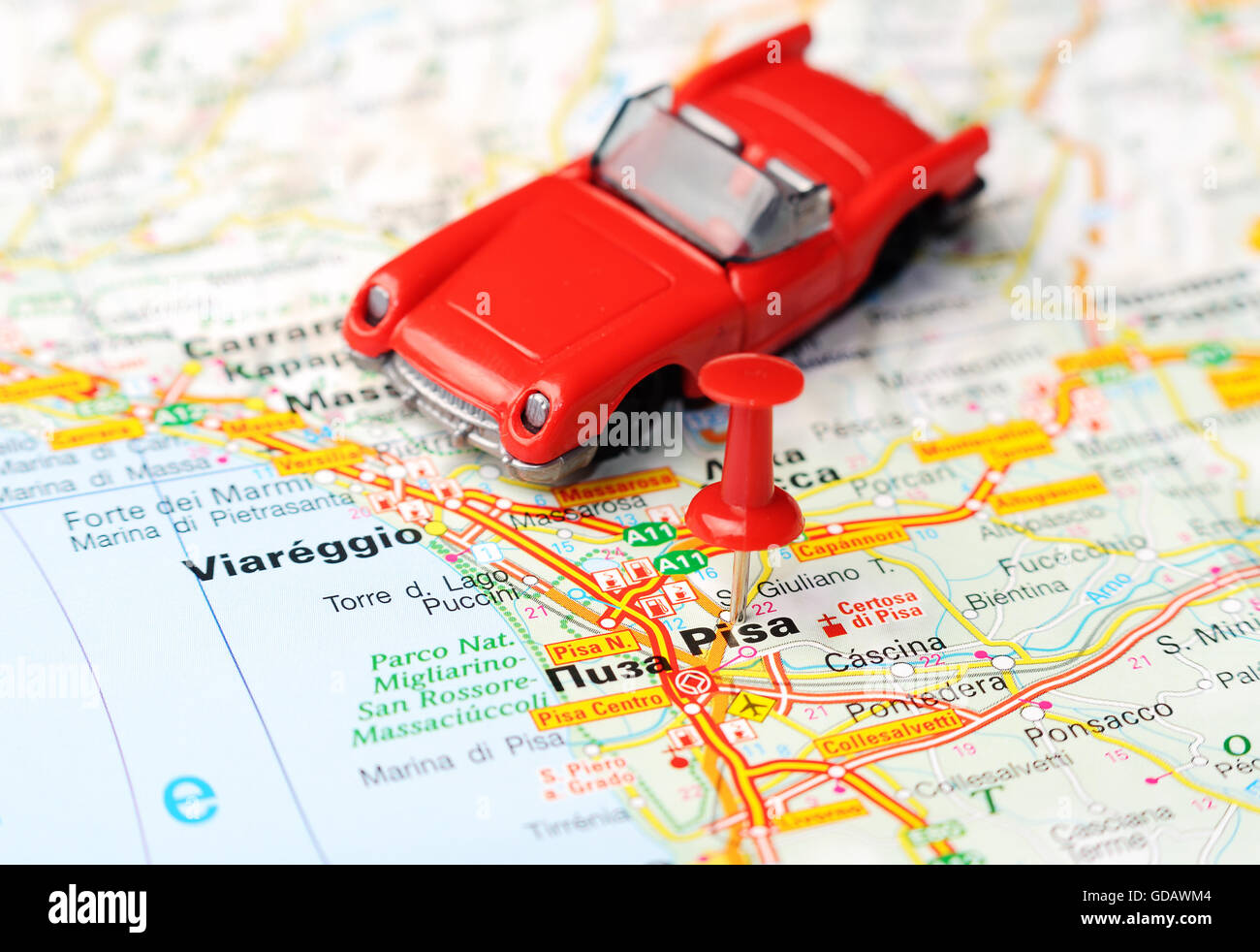 Close up di Pisa , Italia mappa con perno rosso e un auto - Concetto di viaggio Foto Stock