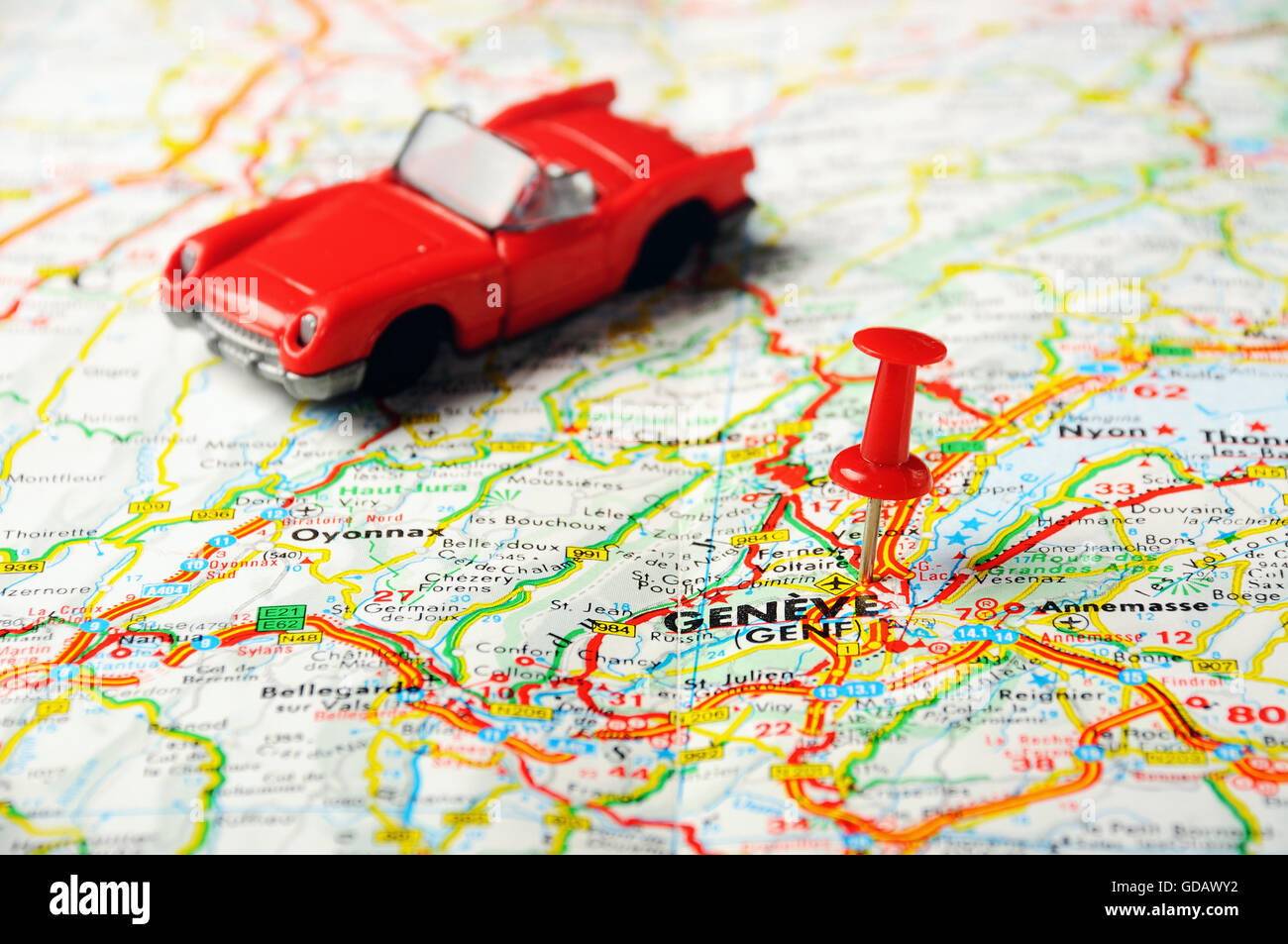 Rosso di spingere il perno rivolto a Geneve,Swiss map e un auto Foto Stock