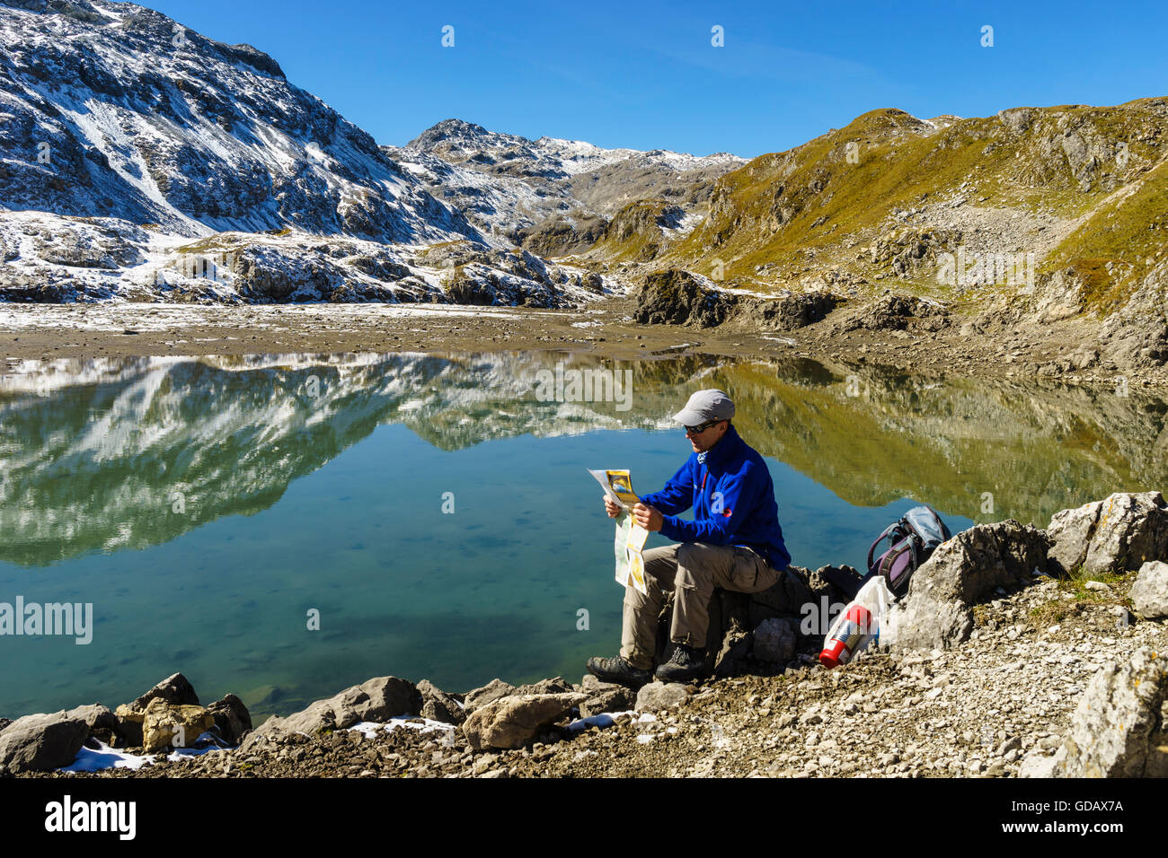 Escursionista presso i laghi Lais da cerchi nell'area Lischana,Bassa Engadina,svizzera. Foto Stock