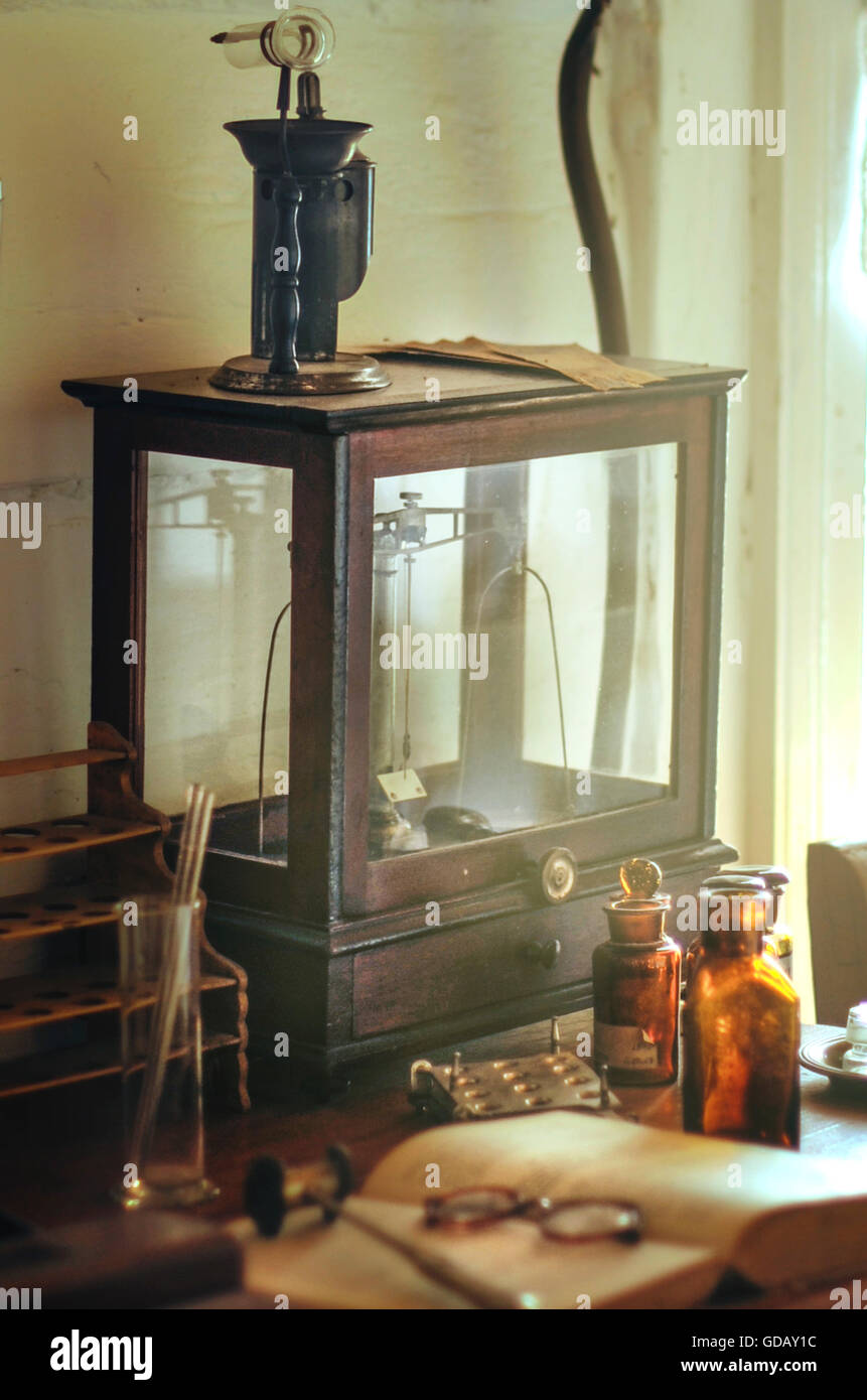 I vecchi tempi Doctor's camera con farmaci,bottiglie,armadio,prenota e bicchieri Foto Stock