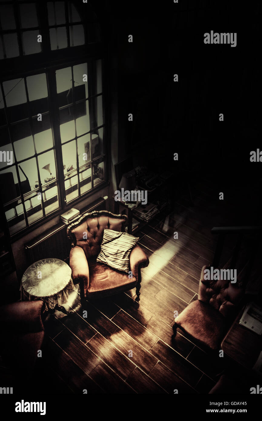 Bird view della vecchia casa interno con tavolo e sedie dalla grande finestra Foto Stock