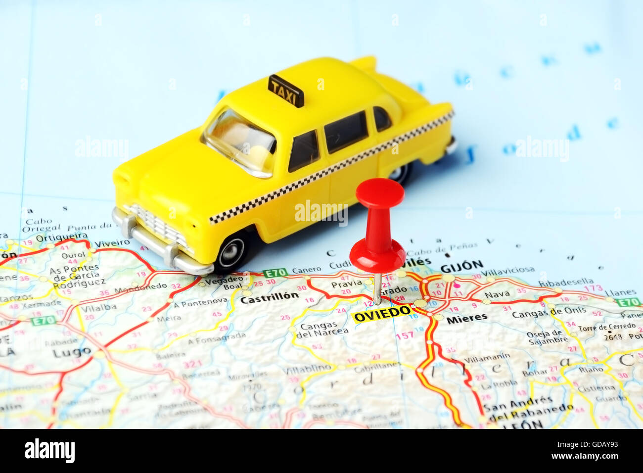 Oviedo ,Spagna mappa e un giocattolo taxi - Concetto di viaggio Foto Stock