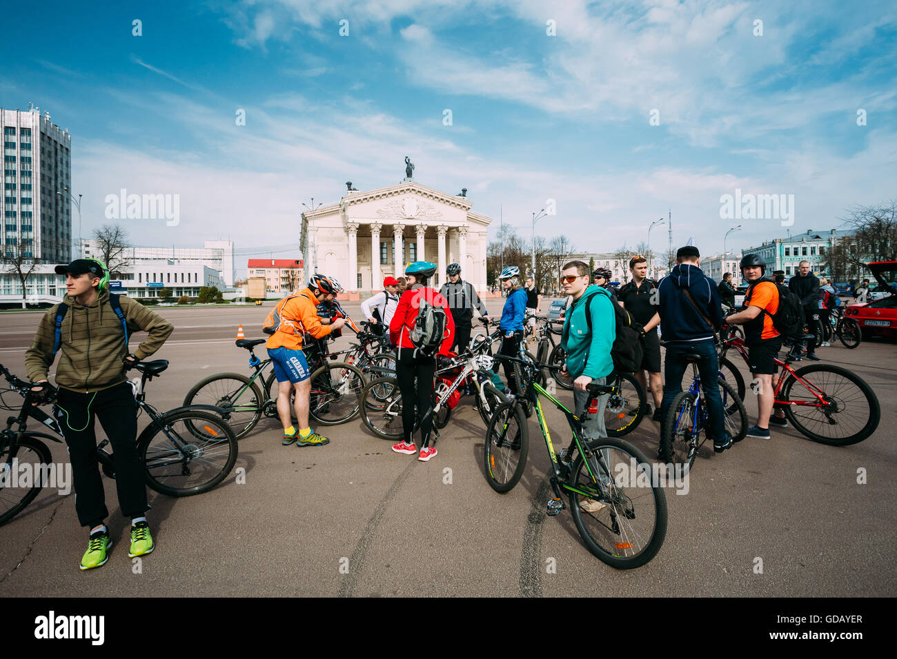 Gomel, Bielorussia - 10 Aprile 2015: gruppo di giovani ciclisti in apertura della stagione ciclistica in città Foto Stock