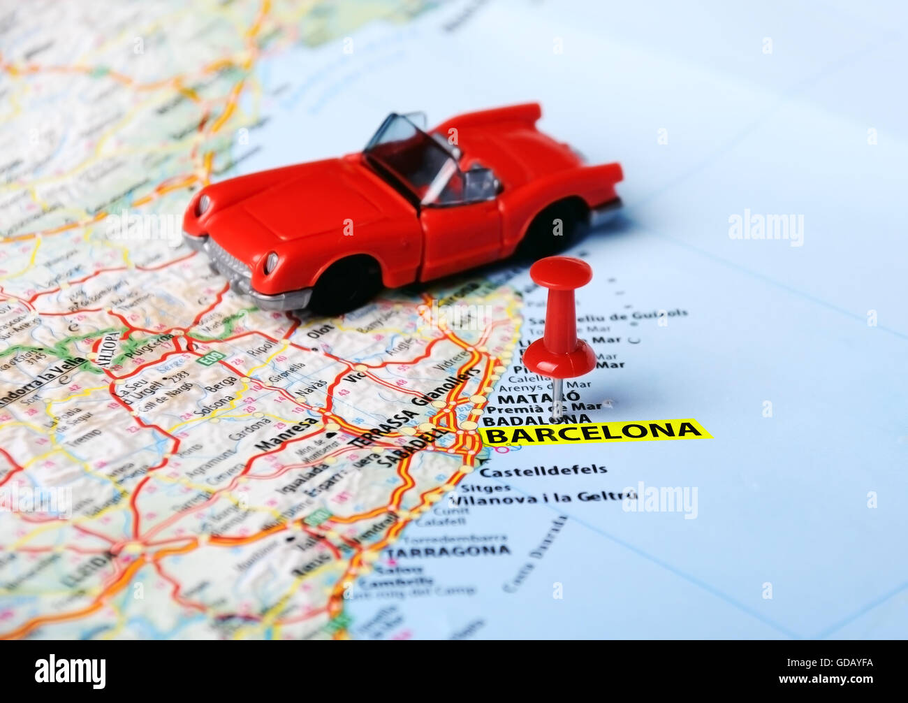 Close up di Barcellona , Spagna mappa perno rosso e cabrio auto - Concetto di viaggio Foto Stock