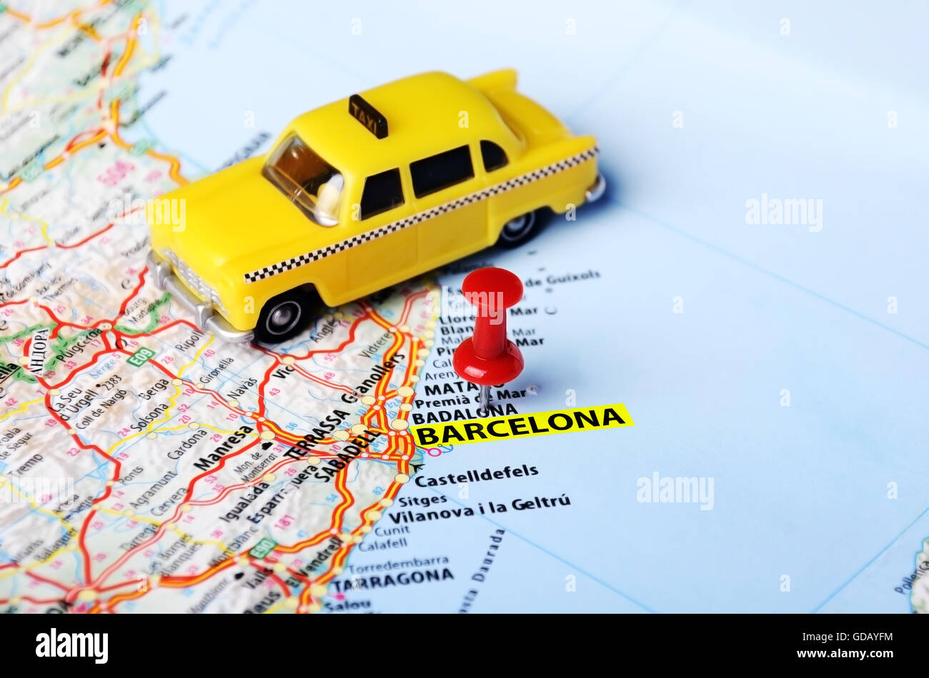 Taxi auto giocattolo sul Barcelona ,Spagna mappa e perno rosso - Concetto di viaggio Foto Stock
