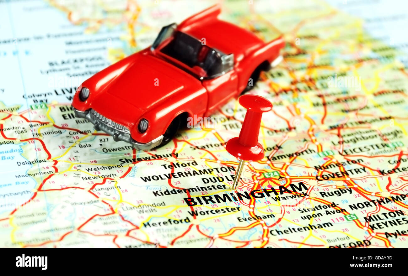 Close up di Birmingham ,Regno Unito mappa con perno rosso e auto - Concetto di viaggio Foto Stock