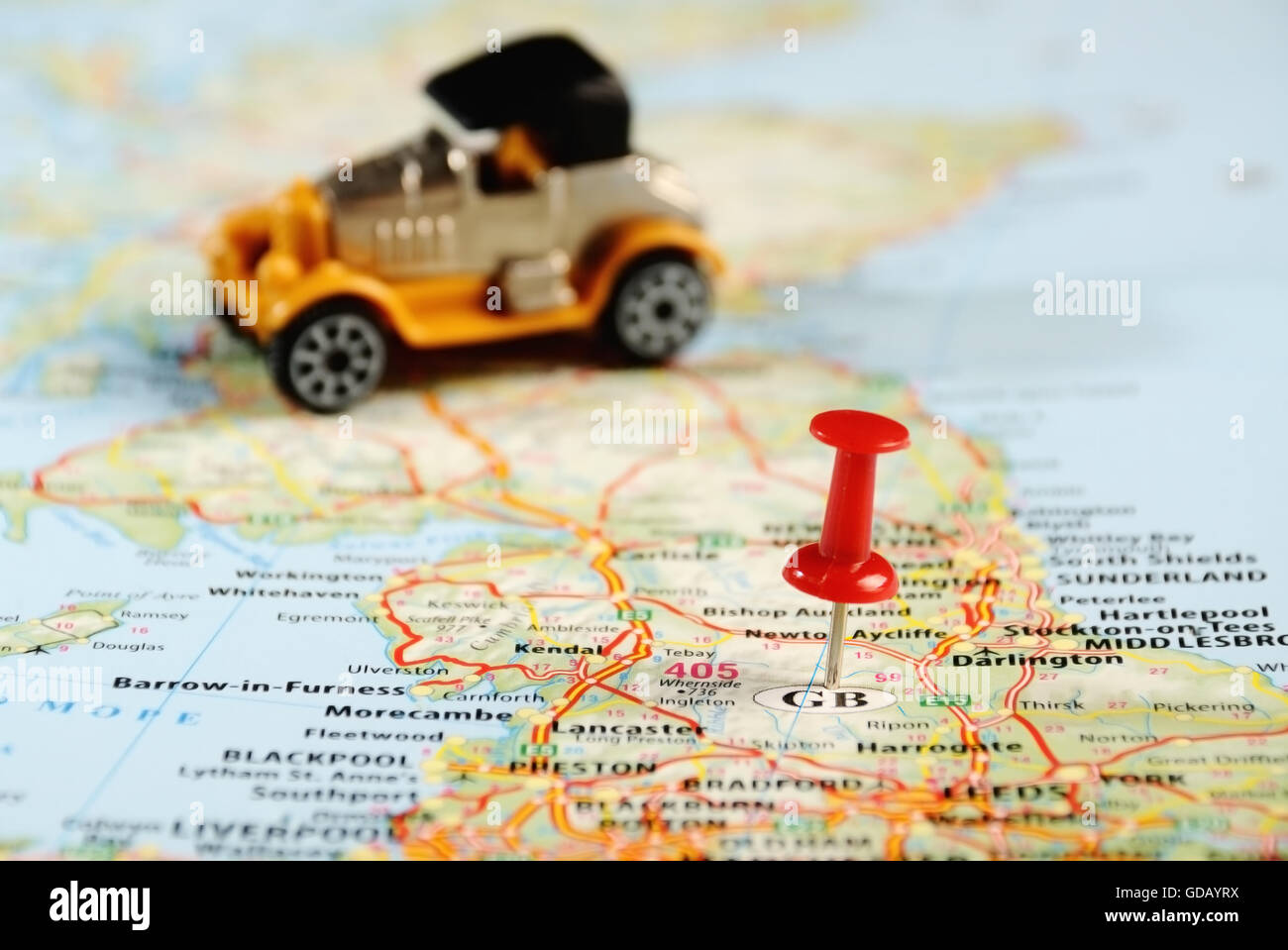 Gran Bretagna mappa con perno rosso e un retro auto - Concetto di viaggio Foto Stock