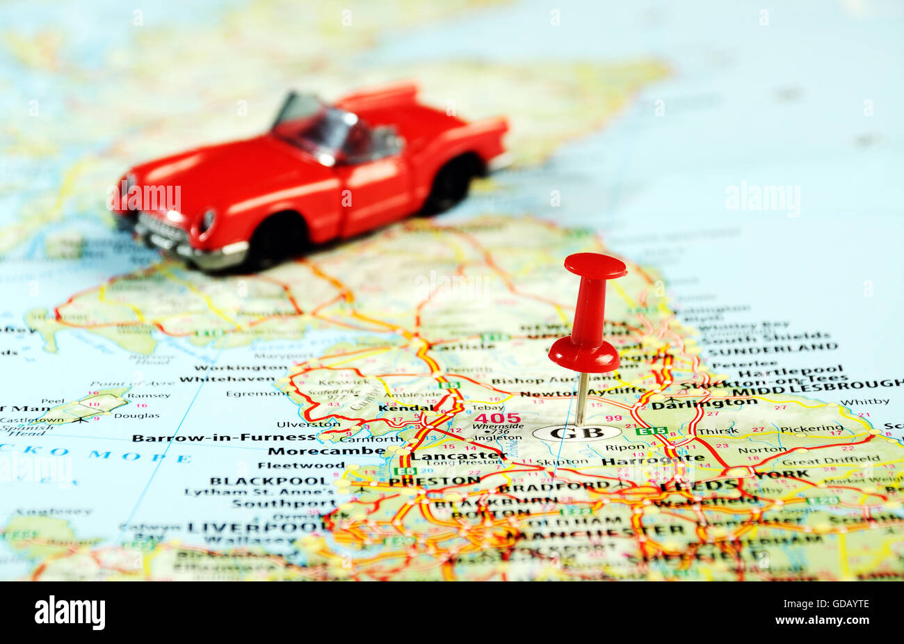 Gran Bretagna mappa con perno rosso e un cabrio auto - Concetto di viaggio Foto Stock