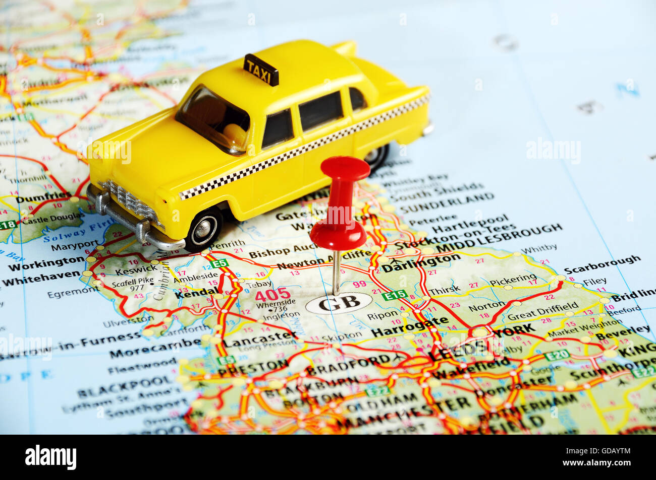Gran Bretagna mappa con perno rosso e taxi auto - Concetto di viaggio Foto Stock