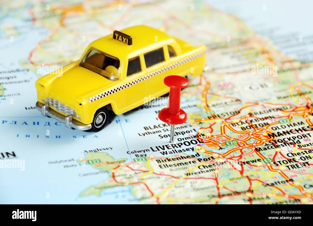 Liverpool, Regno Unito mappa con perno rosso e taxi auto - Concetto di viaggio Foto Stock