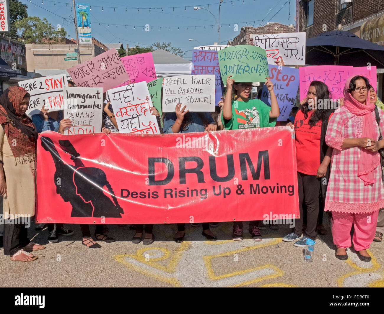 Una dimostrazione di DESIS RISING UP & muovendo in Jackson Heights, Queens contro nuove restrittive leggi in materia di immigrazione. Foto Stock