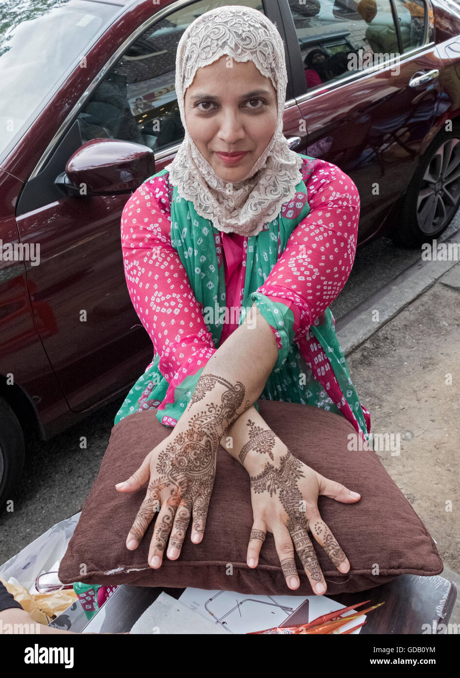 Una donna dal Bangladesh mostra il suo henna decorazioni per l'Eid al-Fitr festival. In Jackson Heights, Queens, a New York. Foto Stock