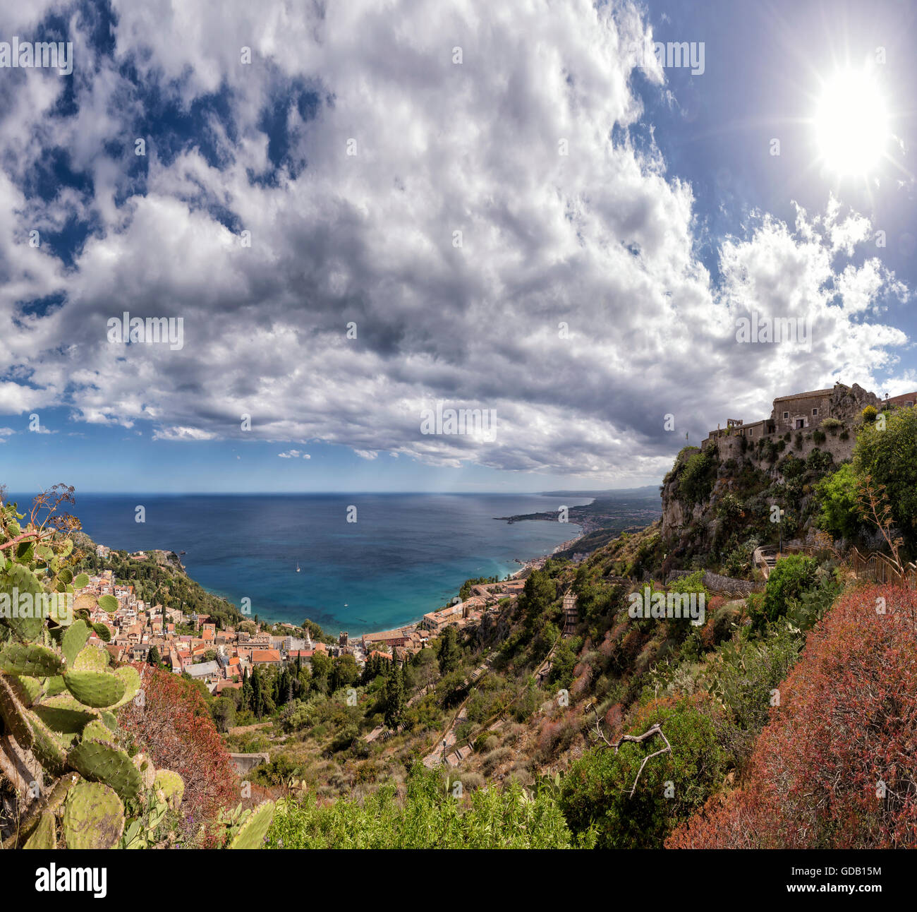 Il sentiero per il castello,vista sul mare e del villaggio Foto Stock