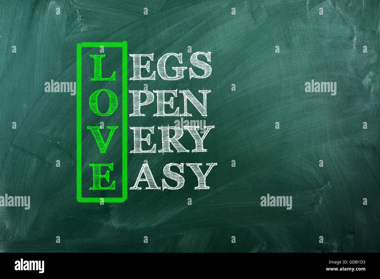 Acronimo concetto di amore e di altre parole correlato sulla lavagna verde Foto Stock
