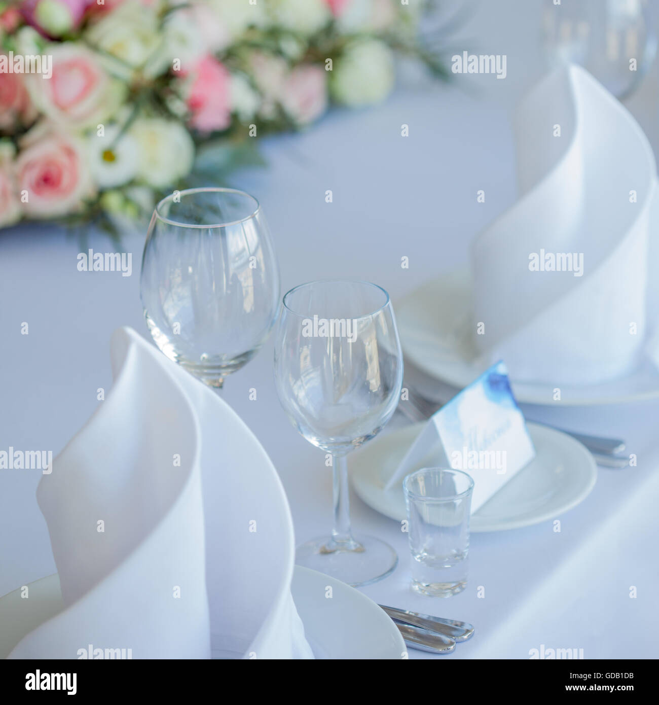 Bicchieri sul ristorante. tabella appuntamenti. matrimonio, decorazioni floreali Foto Stock