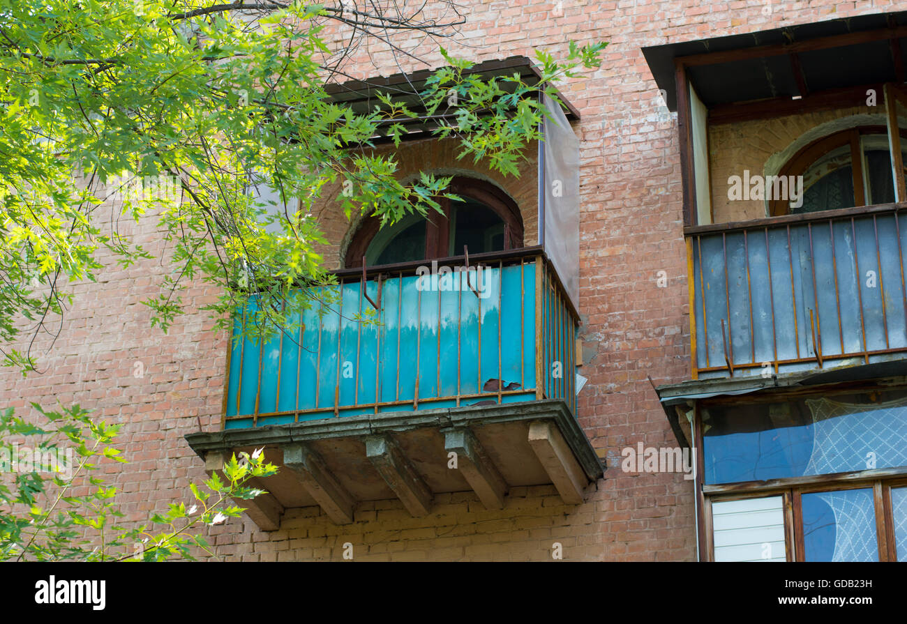 Il balcone di ogni camera del vecchio edificio negli anni quaranta stile Romania Foto Stock
