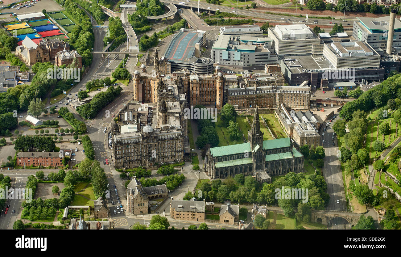 Una veduta aerea di Glasgow Royal Infirmary e la Cattedrale di Glasgow, Scozia centrale Foto Stock