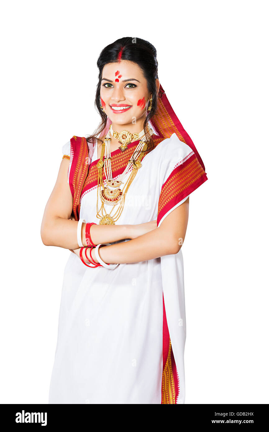 1 Indian Bengali donna adulta con le braccia incrociate in piedi Foto Stock
