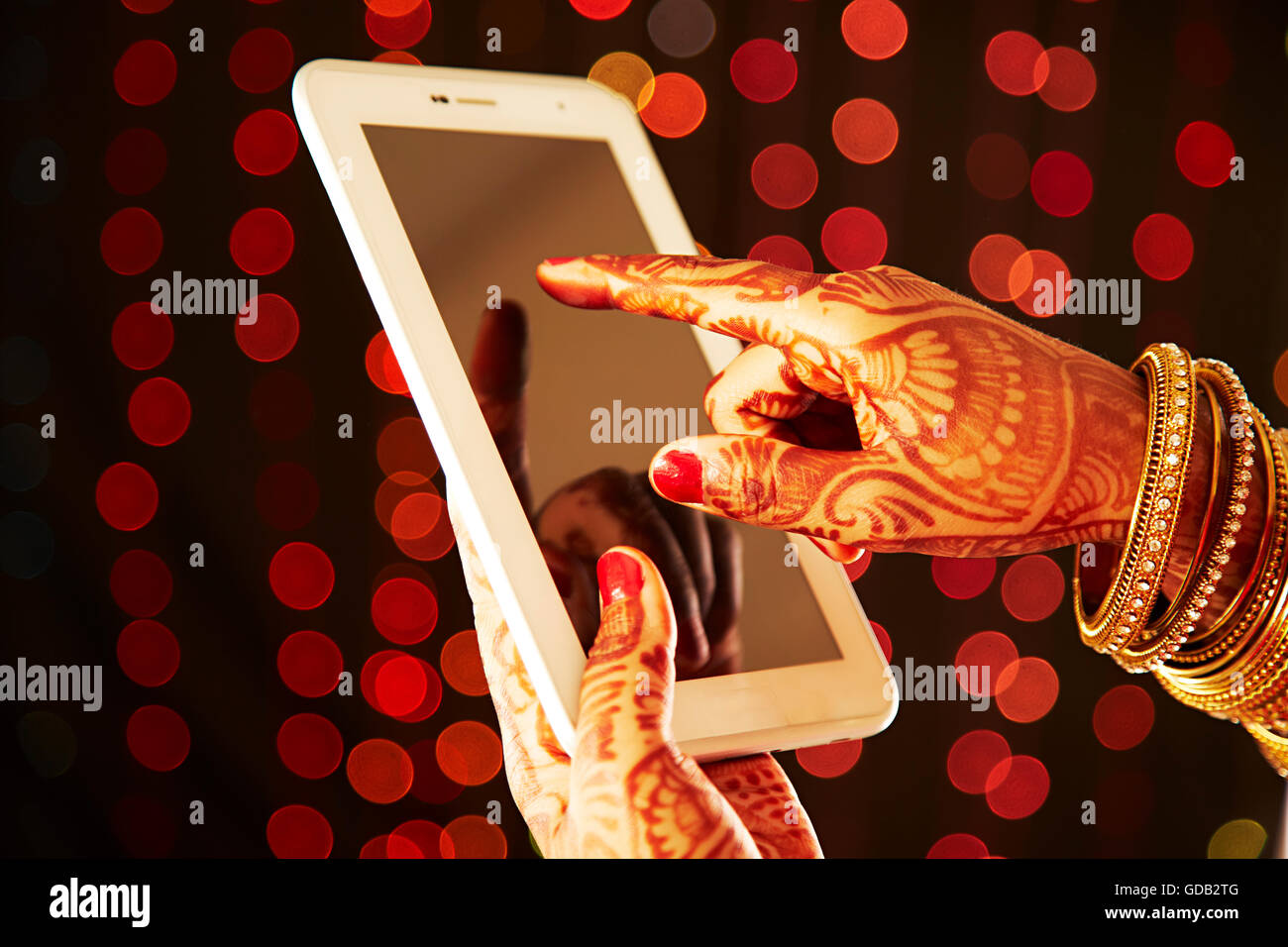 1 indian donna adulta sposa digitale compressa dito toccando in chat Foto Stock