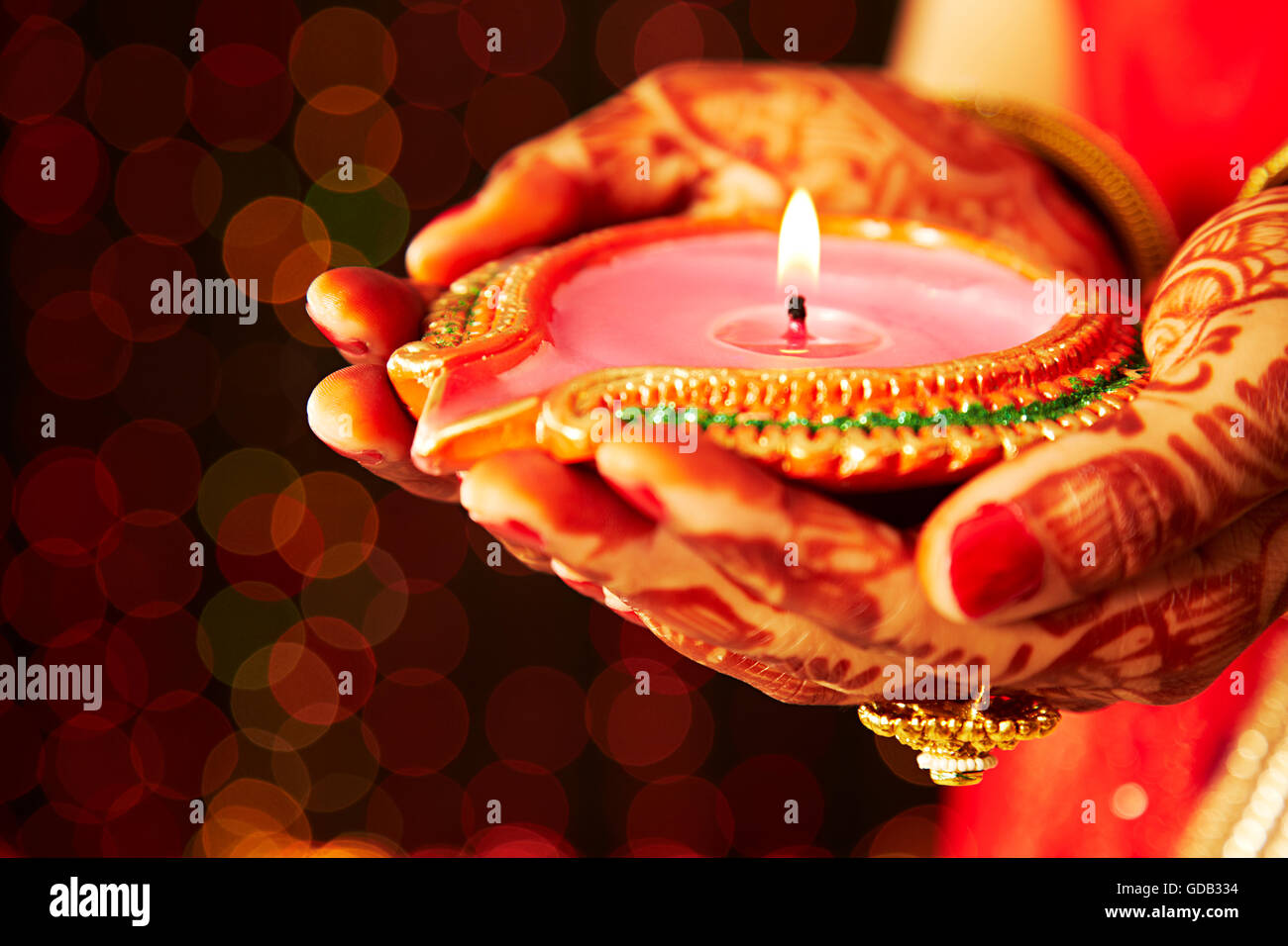 1 indian donna adulta sposa Diwali Festival a mani cupped Diya mostra Foto Stock