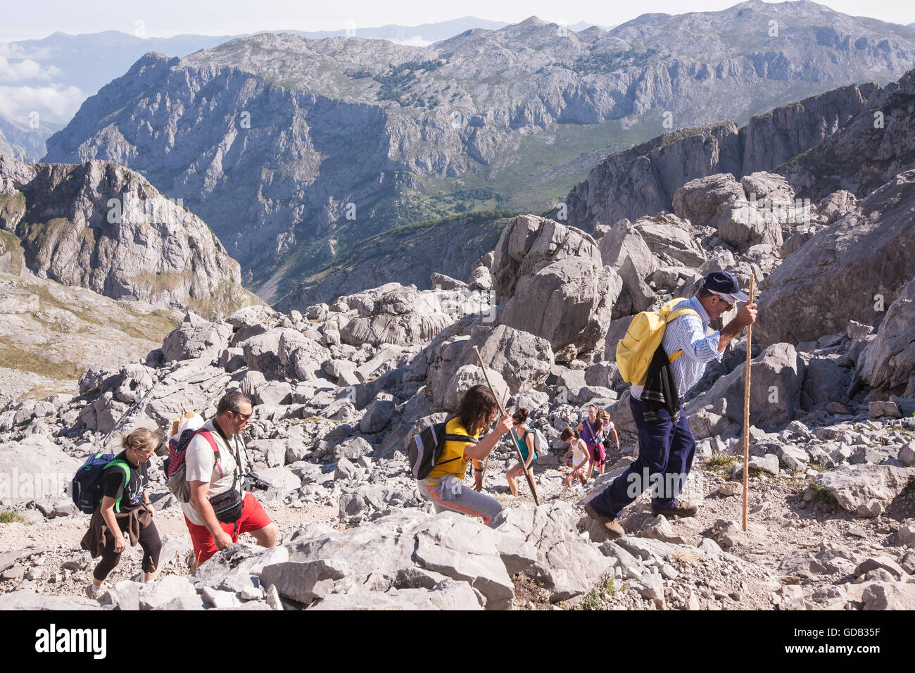 Escursionismo a El Il, Naranjo de Bulnes, a rimanere al,Refugio, Vega de Urriello, in Picos de Europa,Europa Parco Nazionale,Asturias,Spagna. Foto Stock