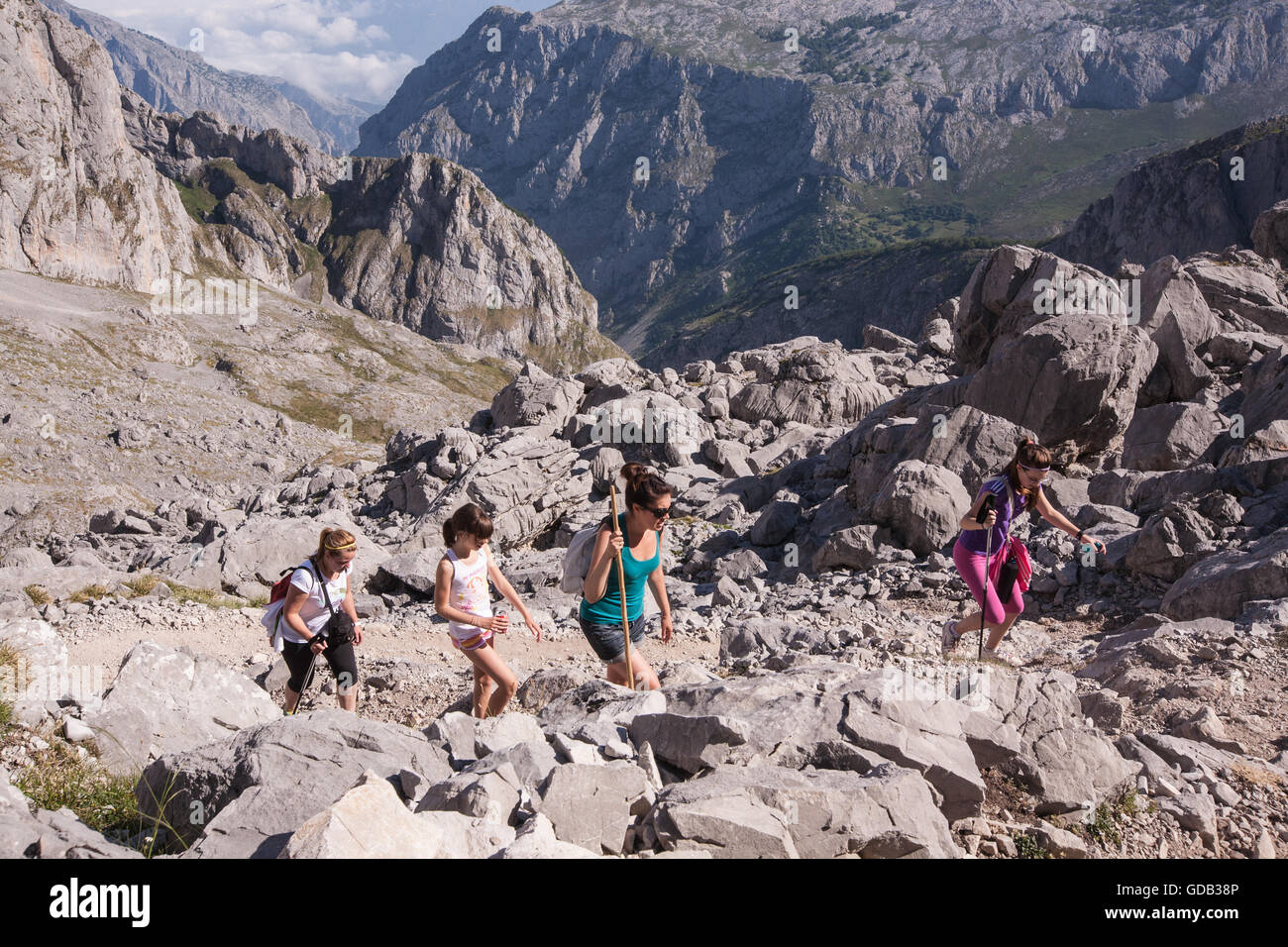 Escursionismo a El Il, Naranjo de Bulnes, a rimanere al,Refugio, Vega de Urriello, in Picos de Europa,Europa Parco Nazionale,Asturias,Spagna. Foto Stock