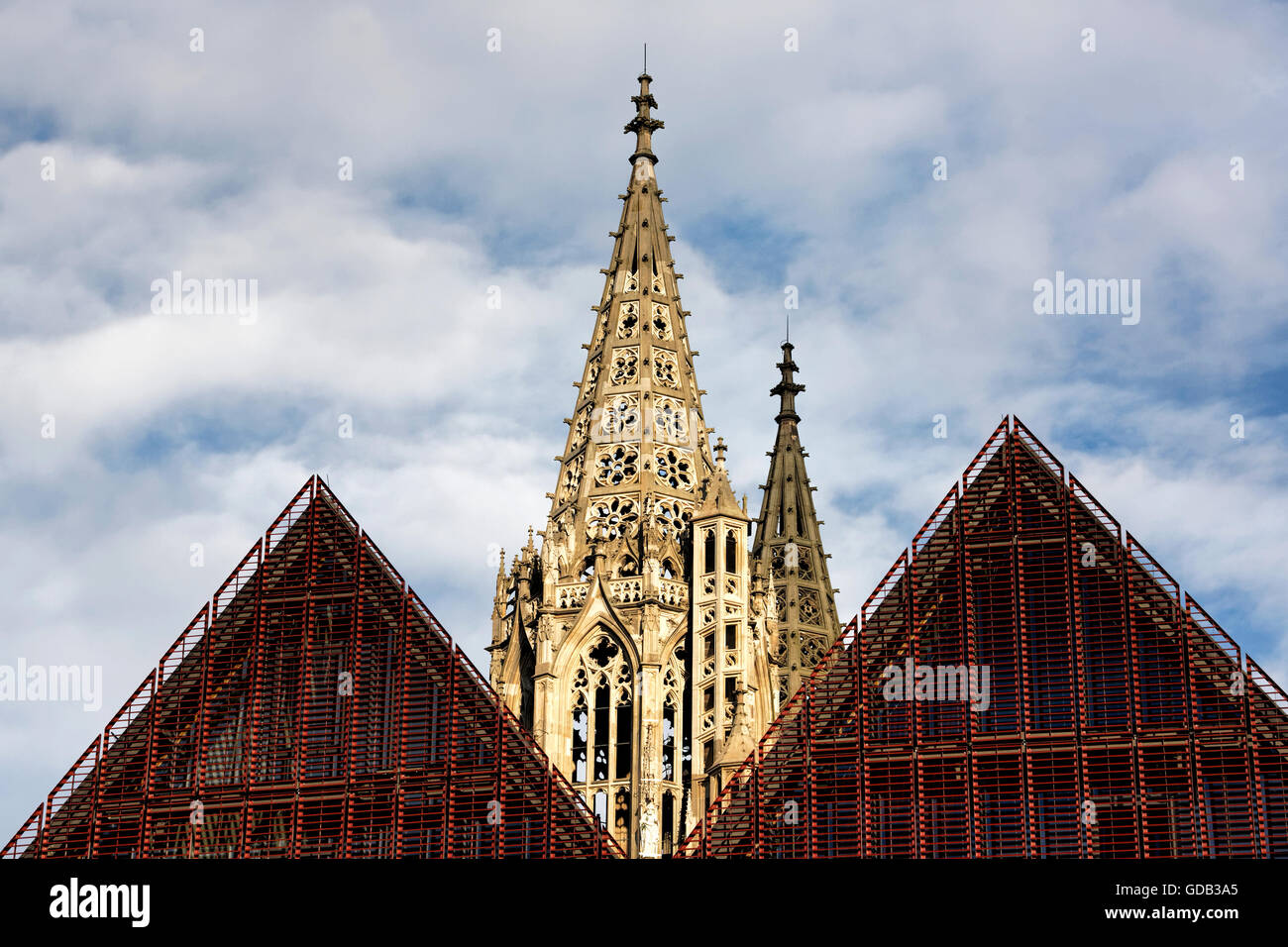 Cattedrale di Ulm dietro l'architettura moderna, Ulm Baden-Wuerttemberg Germania Europa Foto Stock