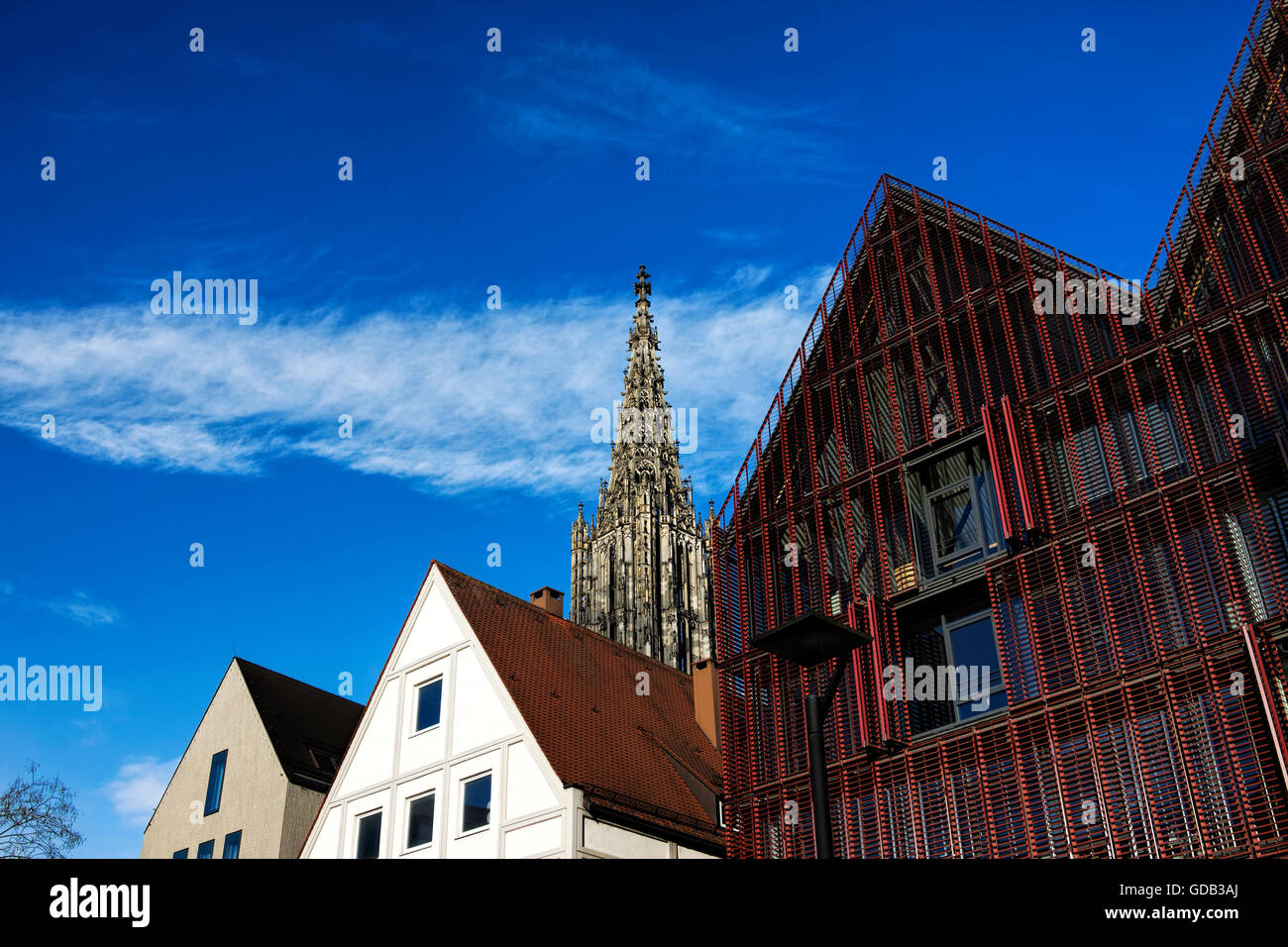 Cattedrale di Ulm dietro l'architettura moderna, Ulm Baden-Wuerttemberg Germania Europa Foto Stock