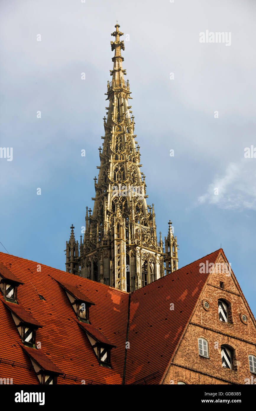 Architettura con la Cattedrale di Ulm, Ulm Baden-Wuerttemberg Germania Europa Foto Stock