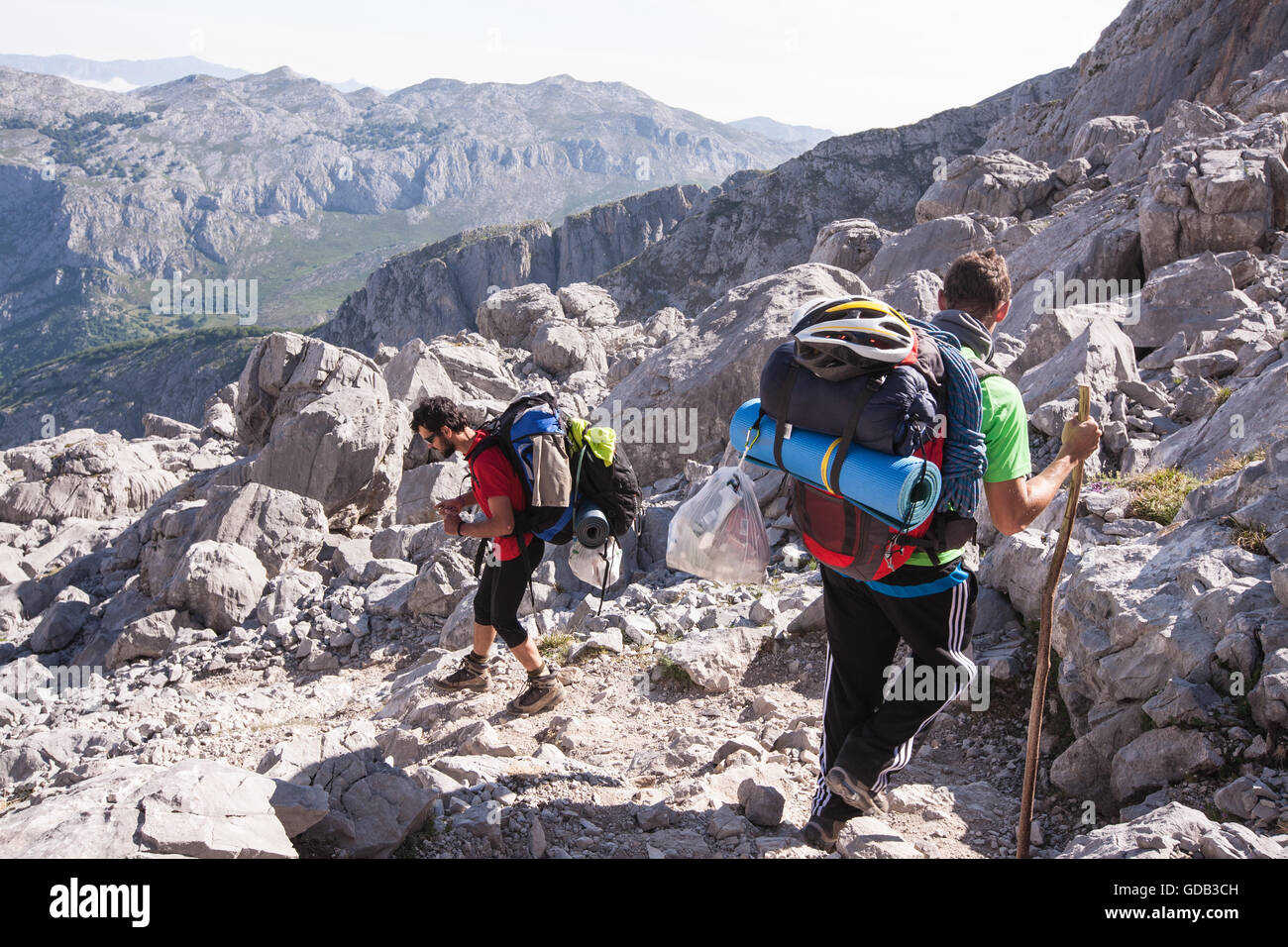 Escursionismo a El Il, Naranjo de Bulnes, a rimanere al,Refugio, Vega de Urriello, in Picos de Europa,Europa Parco Nazionale,Asturias,Spagna. Foto Stock