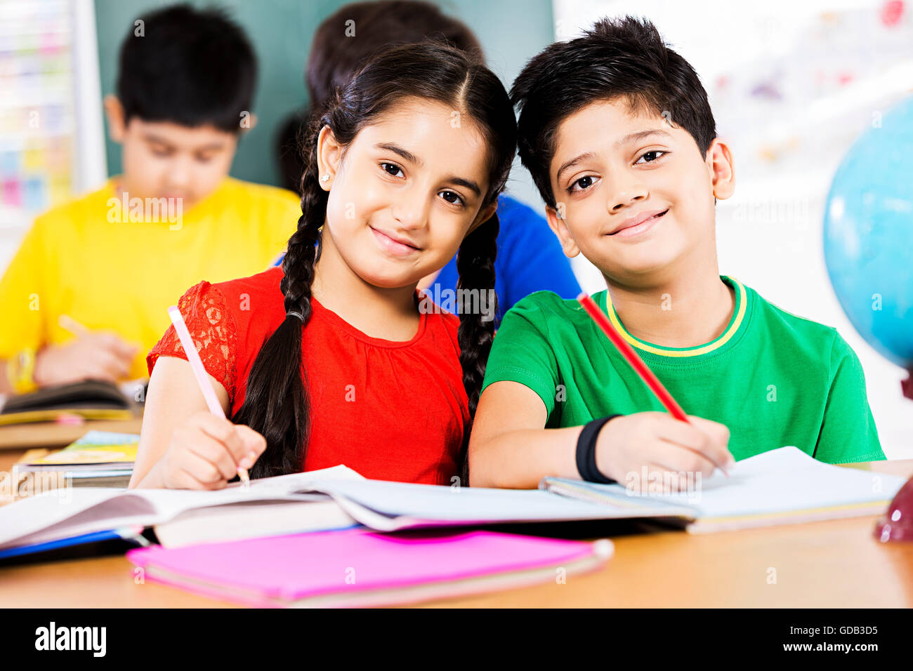 2 bambini Ragazzo e una ragazza amici scuola studente studiare in una classe Foto Stock
