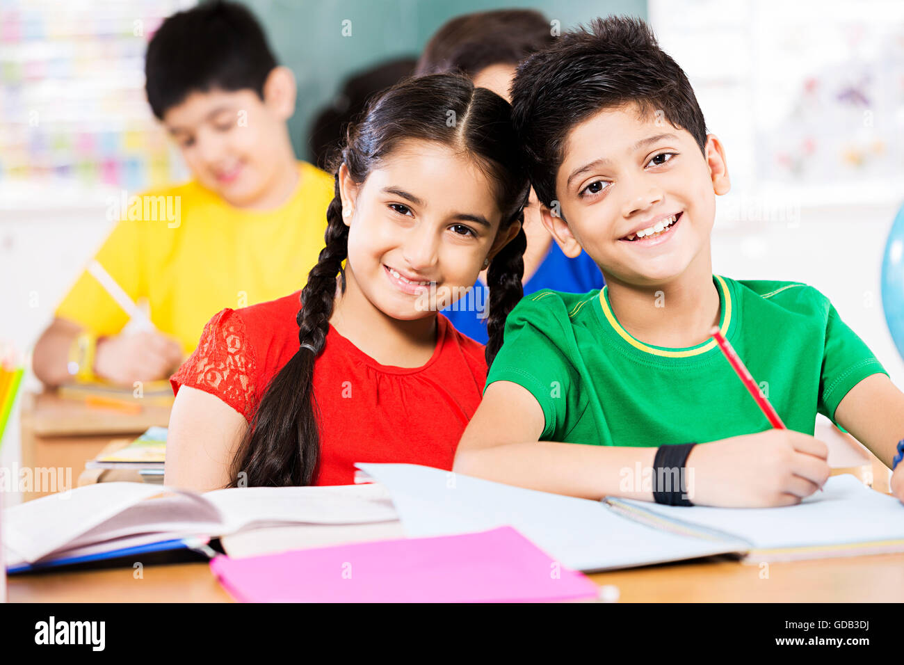 2 bambini Ragazzo e una ragazza amici scuola studente studiare in una classe Foto Stock