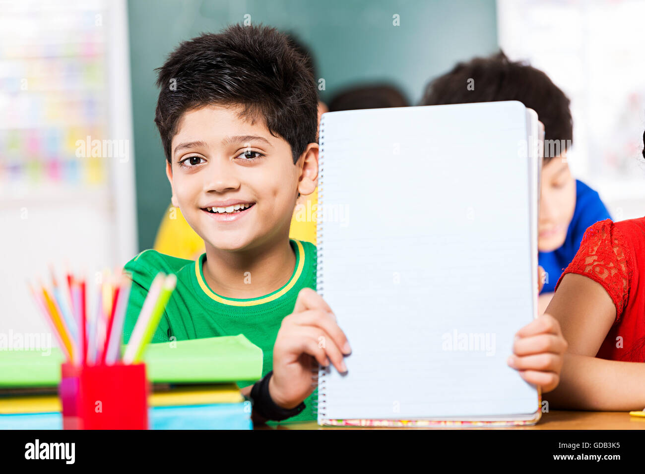 1 ragazzo scuola studente studiare in un notebook di classe che mostra Foto Stock