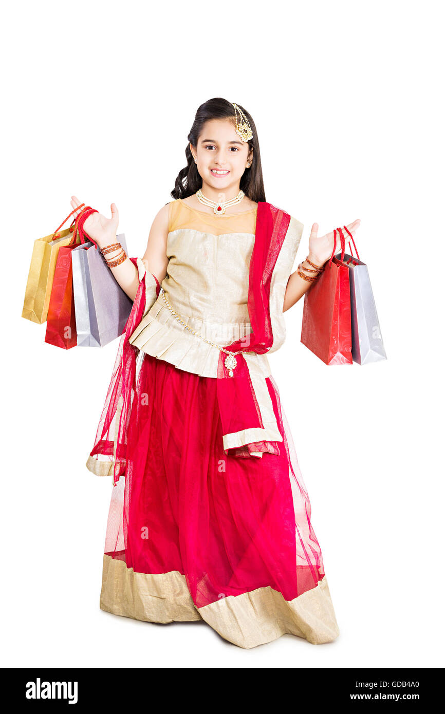 1 bella ragazza di capretto Diwali Festival Standing Shopping Bag mostra Foto Stock